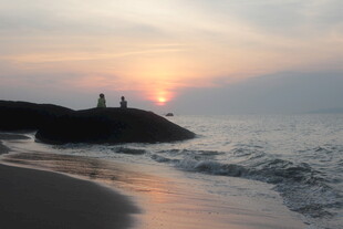 海边日落时的静谧美景