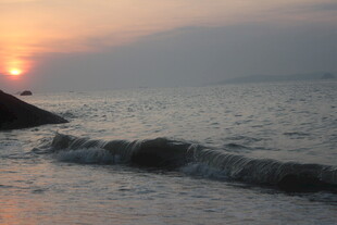 海边日落 海浪轻拍岩石