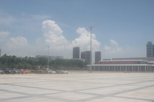 城市广场与远处高楼景观