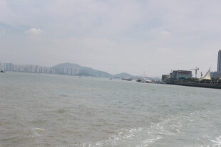 海上风光 远处城市与山峦