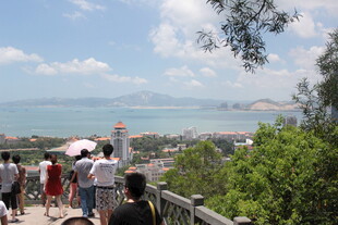 海边观景台的游人景象