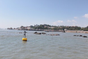 海滨风光 海中浮标与远处景致