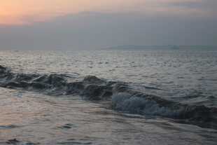 海边日落时的海浪景观