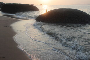 夕阳下的海滩与海浪