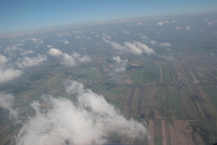 高空俯瞰大地与云朵