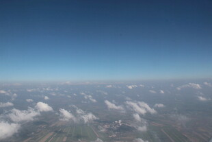 高空俯瞰云海与大地