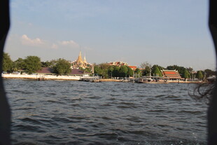 河畔景观 远处建筑与水域