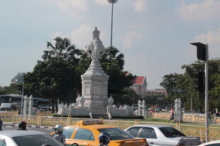 城市广场中的雕像景观