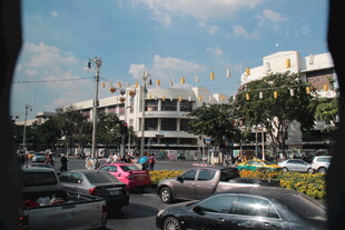 城市街道繁忙交通景象