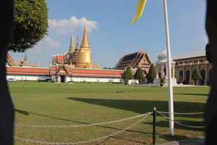 泰国寺庙前的开阔绿地