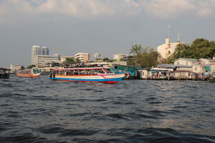 河上多彩船只与岸边建筑