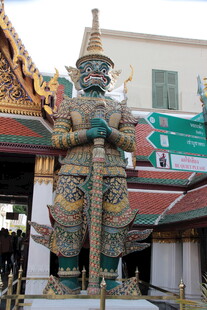泰国寺庙前的巨型守护神像