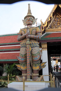 泰国寺庙前的守护神像