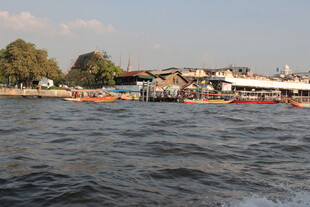 河畔船只停靠景象