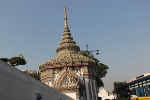 泰国寺庙尖顶建筑景观