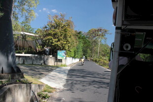 车窗外的乡村道路风景