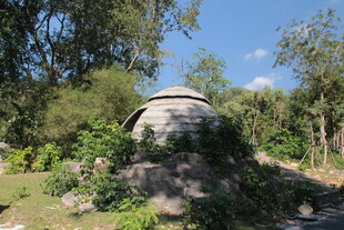 林间古老石砌建筑