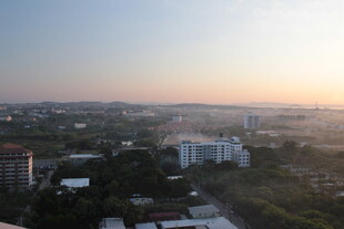 城市日出全景俯瞰图