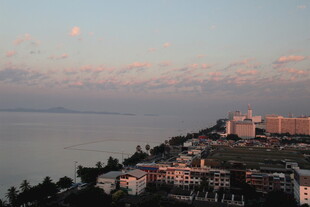 海滨暮色中的城市景致