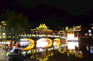 凤凰古城夜景璀璨如画
