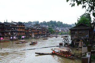 湘西古镇河畔的水上风光