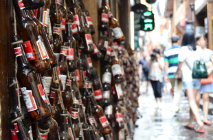 挂满锁的浪漫街头围栏