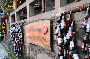 墙上挂满许愿锁的浪漫场景