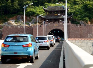 车辆驶向隧道入口