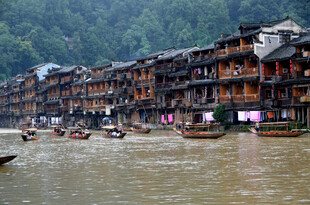 湘西河畔古村落风光