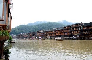 湘西河畔古朴吊脚楼景观