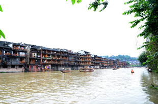 水乡临河古建 河水泛黄