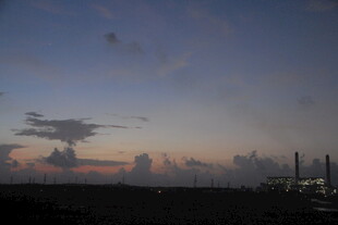 黄昏下的城市天际线