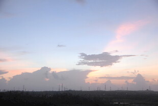 日落时分的绚烂天空