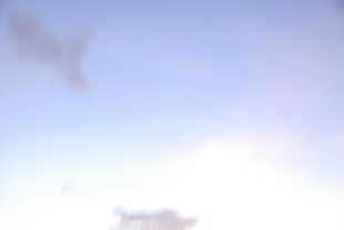 天空中的飞机与云朵