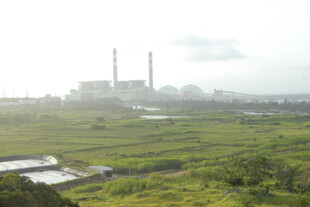 田野边的工厂远景