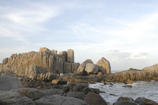 海边嶙峋岩石景观