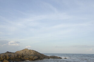 海边岩石与蓝天美景