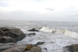 海边礁石与翻涌海浪