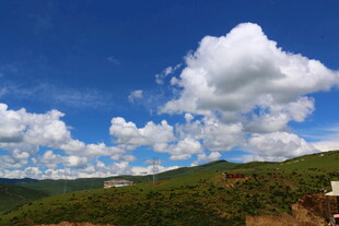 蓝天白云下的绿意山川