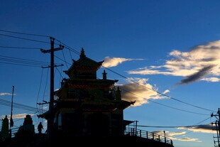 夕阳下的中式古建筑剪影