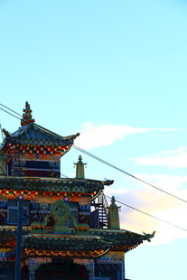 古式楼阁 蓝天映衬之景