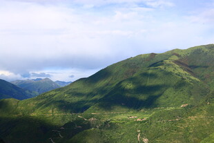 青山绿野间的山间美景