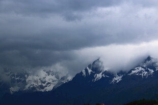 云雾缭绕的壮丽雪山