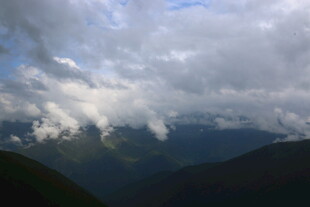 山间云海景观图