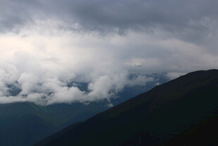 山间云雾缭绕的壮丽景致