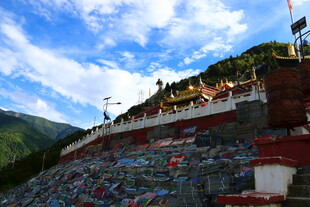 藏区多彩经幡装饰的建筑