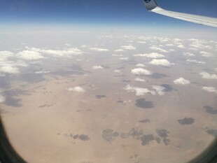 机窗外的云海与大地景观