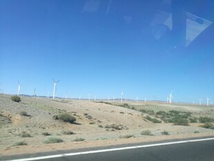 公路旁的风力发电景观