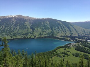 高山环抱的静谧蓝色湖泊