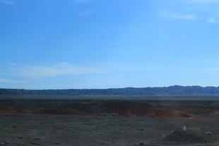 广阔荒原上的蓝天风景